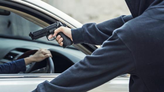 Homem é assaltado ao entrar no carro em avenida de Cuiabá