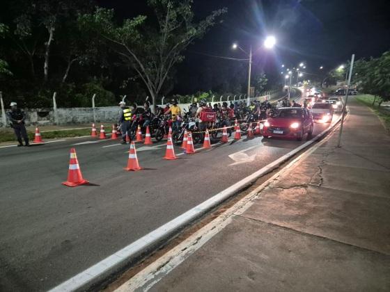 Blitz flagrou motoristas embriagados, veículos irregulares e prendeu cinco motociclistas em Várzea Grande