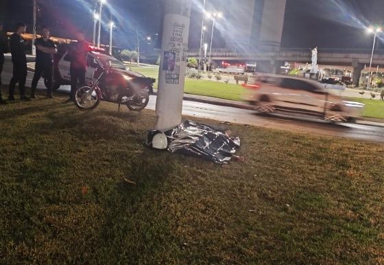 Jovem morre após empinar moto e bater em poste em rotatória de VG