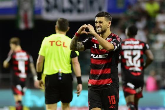 Flamengo vence Palmeiras no Allianz e encosta na liderança do Brasileirão 