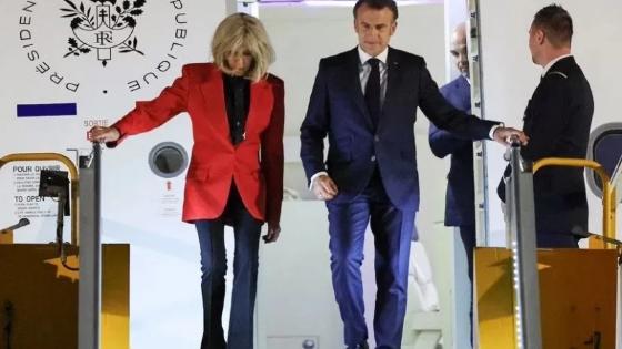 Macron nega briga após ser empurrado pela esposa ao desembarcar no Vietnã