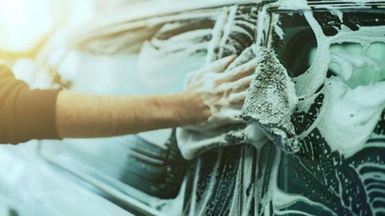 Lavador de carros é baleado pelas costas durante trabalho.