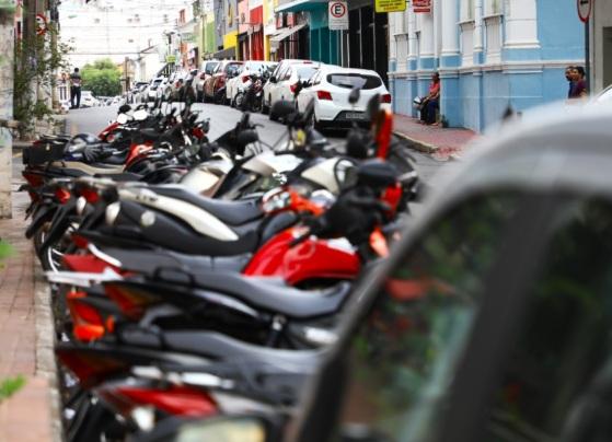 Abilio admite necessidade do estacionamento rotativo, mas critica modelo atual e promete mudanças