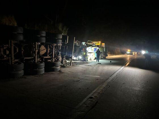 Carreta tomba na BR-364 e motorista fica ferido