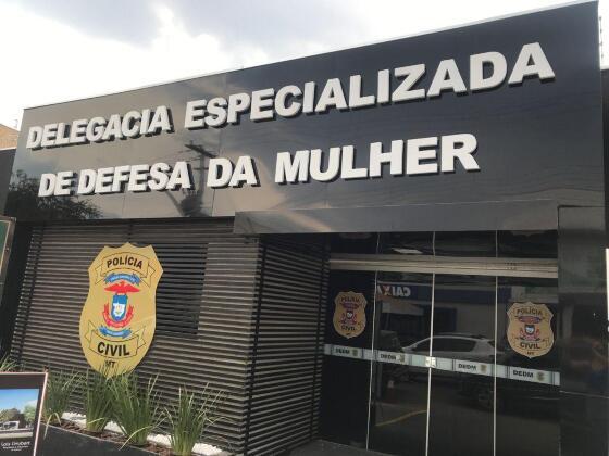 Polícia investiga estupro; mãe é presa e padrasto está foragido