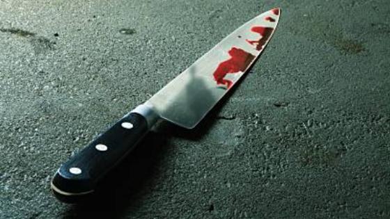 Homem é morto a facadas e esposa é presa por envolvimento no crime.