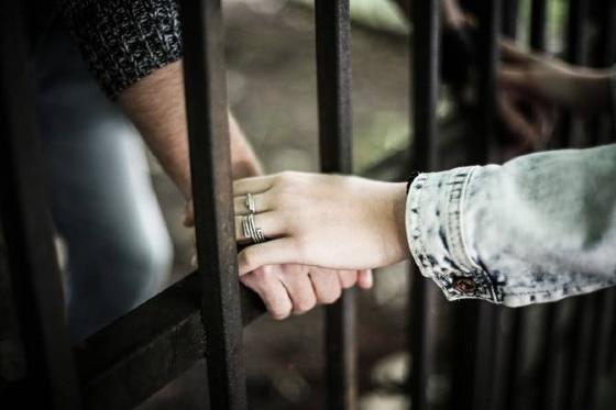 Deputado quer proibir visitas íntimas a presos por crimes contra mulheres e crianças
