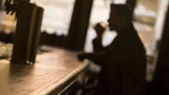 Homem é preso no bar após esfaquear duas pessoas.