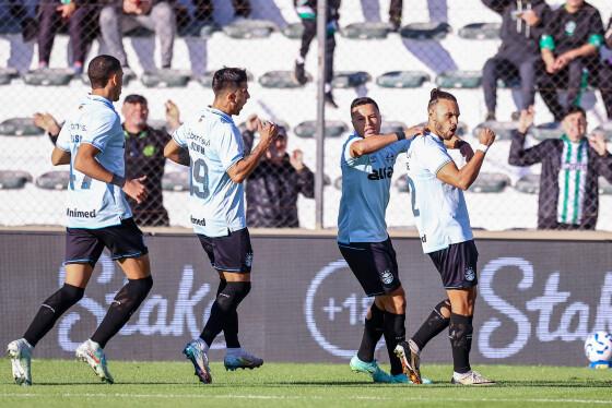 Braithwaite e Cristian Olivera marcam os gols da vitória que tira o Grêmio da parte de baixo da classificação