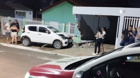 Motociclista fica ferido após colisão com carro que derrubou muro e fugiu em VG.