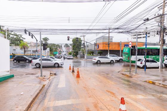 Rua de Cuiabá é interditada para obras de drenagem