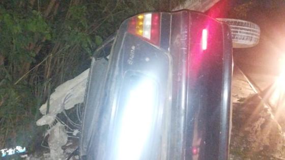 Trio fica ferido após carro colidir contra poste em VG.