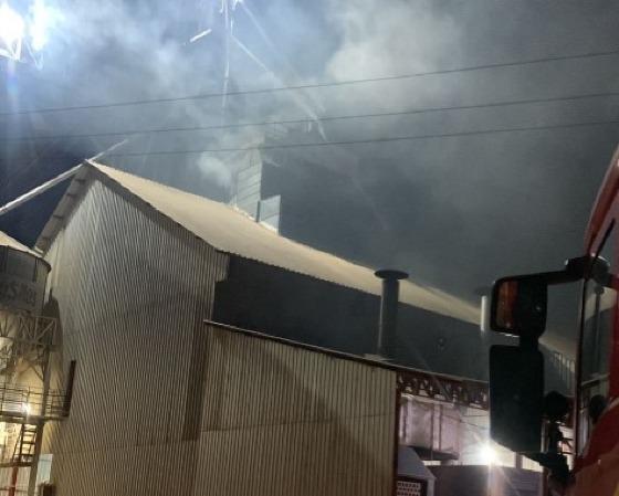 Incêndio atinge silo em fazenda do interior de MT