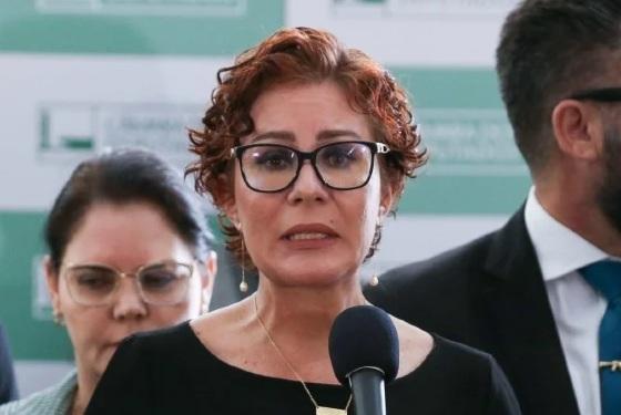 Alexandre de Moraes determina prisão e bloqueio de redes de Carla Zambelli