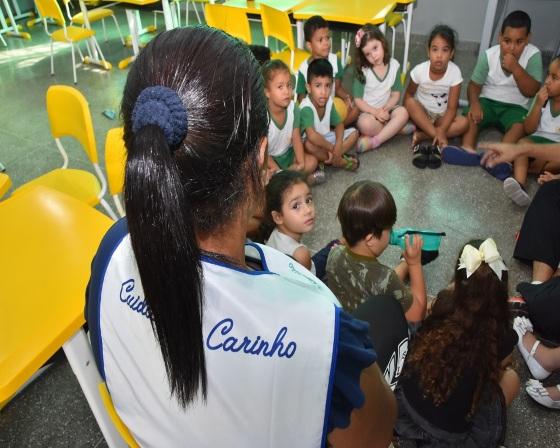  Cuiabá reforça apoio a alunos com deficiência e planeja seleção direta de cuidadoras em 2026