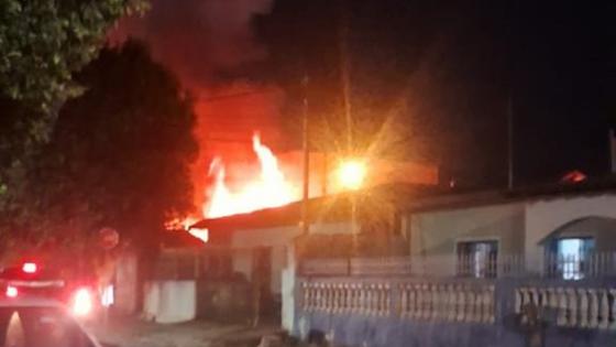 Incêndio de grandes proporções atinge casa em Cuiabá.