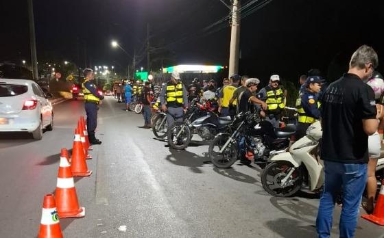 Blitz prende seis e remove 59 motos no bairro Tijucal