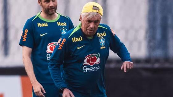 Ancelotti entra no clima da Seleção e encara "trote" com música italiana.