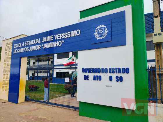 Diretora manda alunos para casa e deixa adolescentes à deriva sob sol por falta de pais em reunião