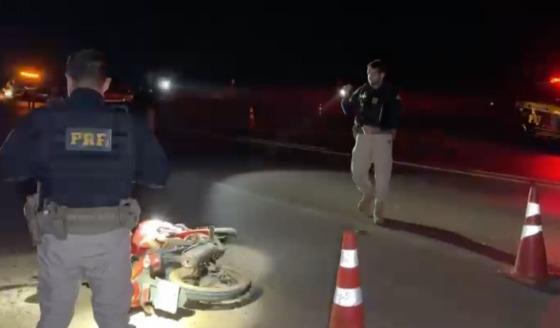 Motociclista morre após cair e ser atropelado por Pick-Up