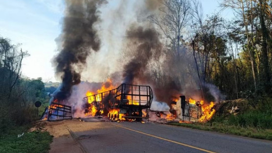 Idoso morre carbonizado após colisão entre carretas na BR-174.
