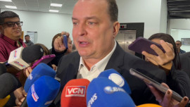 Max dá o recado a Basílio, mas sem gritar!