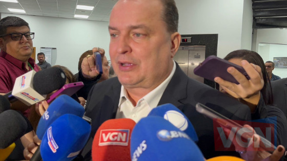 Max dá o recado a Basílio, mas sem gritar!