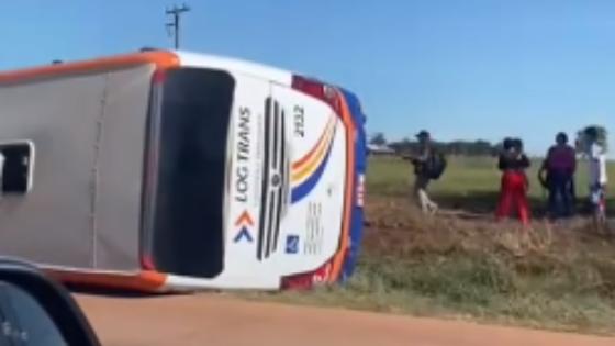 Ônibus com 32 pessoas tomba na BR-364.