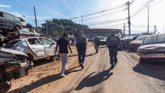 Ferro-velho é interditado e oficina é notificada por irregularidades em Cuiabá.