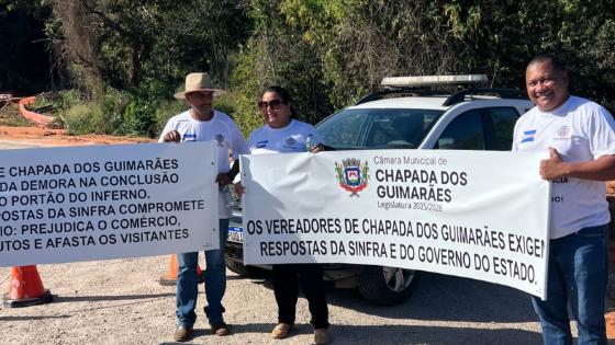 Vereadores de Chapada protestam por atraso das obras no Portão do Inferno.