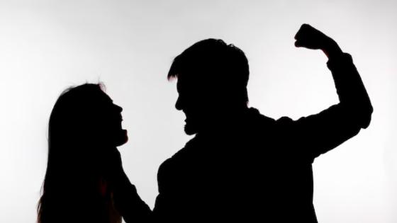 Jovem é agredida e expulsa de casa com filhos menores na Capital