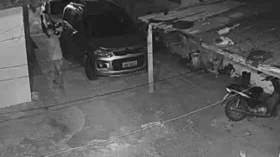 Vídeo mostra suspeito chegando ao local para matar desafeto.