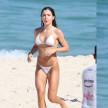 Jade Picon exibe shape trincado em dia de praia 