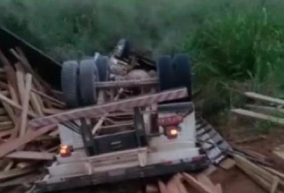 Filho de pecuarista morre após caminhão capotar 