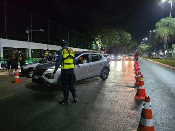 Blitz prende 13 motoristas e remove 36 veículos em Cuiabá