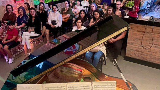 Estudantes de canto da UFMT se apresentam em concerto.