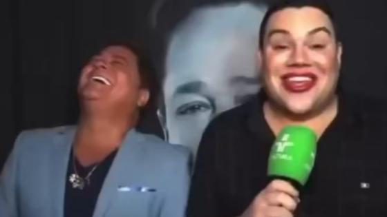  Leonardo tem crise de riso durante entrevista