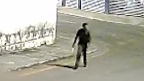 Feminicida anda tranquilamente pela rua após matar namorada a facadas.