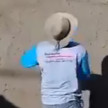 Pedreiro impressiona ao aplicar massa 