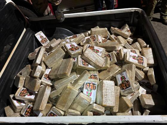 Casal é preso em flagrante com 455 kg de pasta base escondidos em carreta que transportava soja
