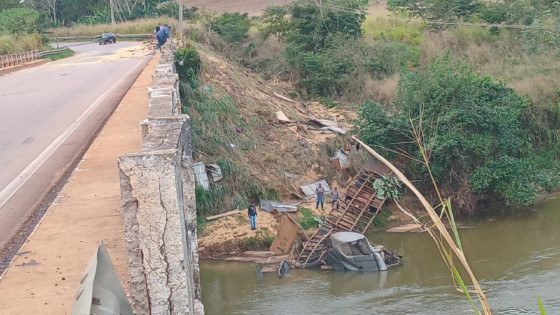 Motorista desaparece após carreta cair de ponte em MT.