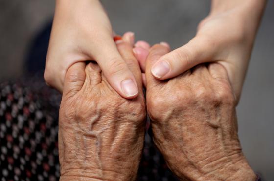 Famílias selecionadas receberão um salário mínimo por acolhido; inscrições ocorrem no CREAS