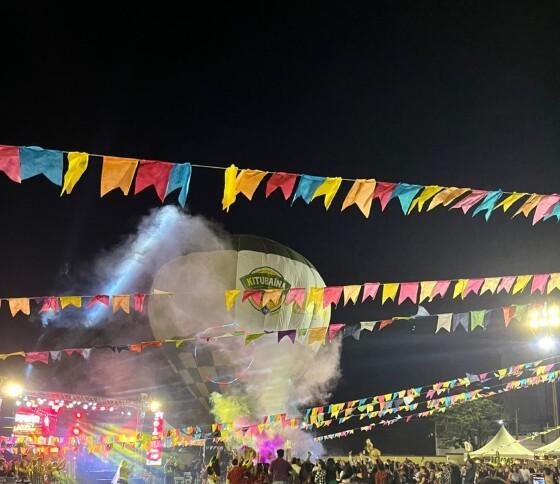 Direção afirma que atrações foram escolhidas com participação da comunidade escolar e que 90% das músicas do DJ Kuririn foram adaptadas para o ambiente