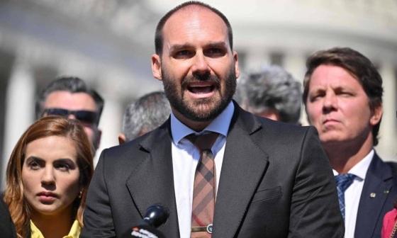 Investigado por pressionar STF, Eduardo Bolsonaro segue nos EUA com doações de apoiadores