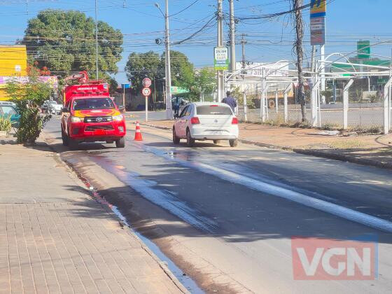  Óleo derramado por caminhão causa acidente em Várzea Grande