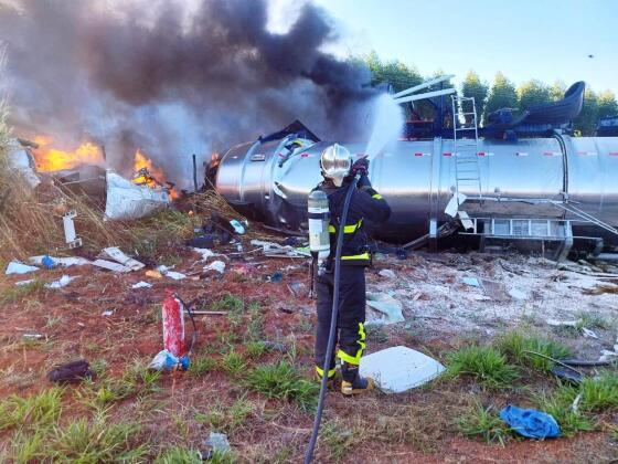 Dois motoristas morrem após colisão entre carretas.