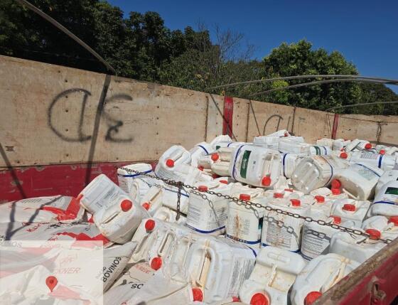 Quatro são presos por transportar herbicida com ração bovina em Cuiabá.