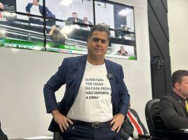 Emanuel vai à CPI com recado a Abilio estampado na roupa