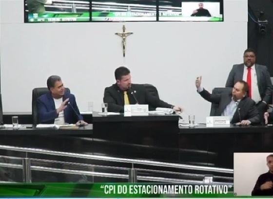 O vereador teria levado a loira sexy ao ex-prefeito Chico Galindo 