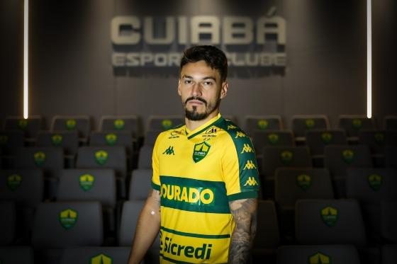 Cuiabá oficializa contratação de meio-campista que atuava na Arábia.
